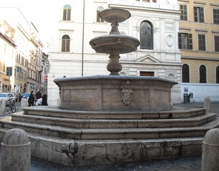Boete van 450 euro voor eten van ijsje bij fontein madonna dei monti