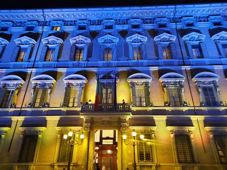 Vlaggen van Oekraïne en Rusland wapperen in Rome op hetzelfde pand palazzo madama