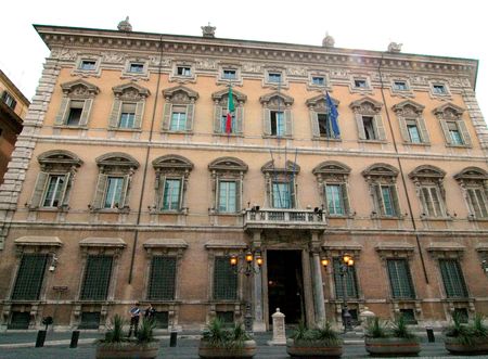 Klimaatactivisten die gevel van de Senaat met verf bespoten riskeren drie jaar cel palazzo madama2