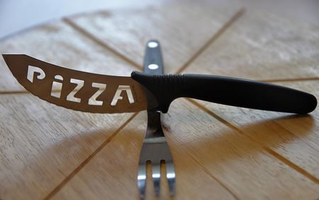 Amerikaanse pizzaketen vertrekt uit Italië wegens te weinig klanten pizzabestek