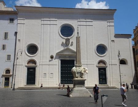 Gevel Santa Maria sopra Minerva volledig gerestaureerd sopra2