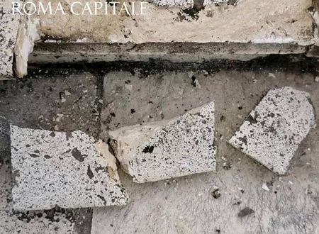 Maniak rijdt met Maserati de Spaanse Trappen af spaanse trappen beschadiging