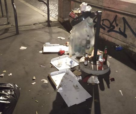 Romeinen protesteren tegen overlast in uitgaansleven vuilnis 1